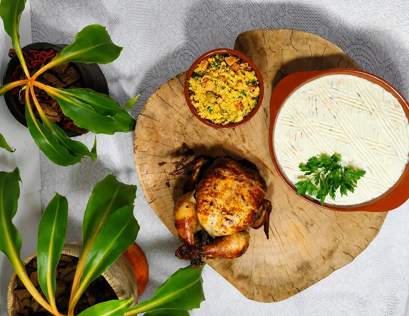 Frango assado da Cheiro Bom Rotisseria, servido com farofa e maionese