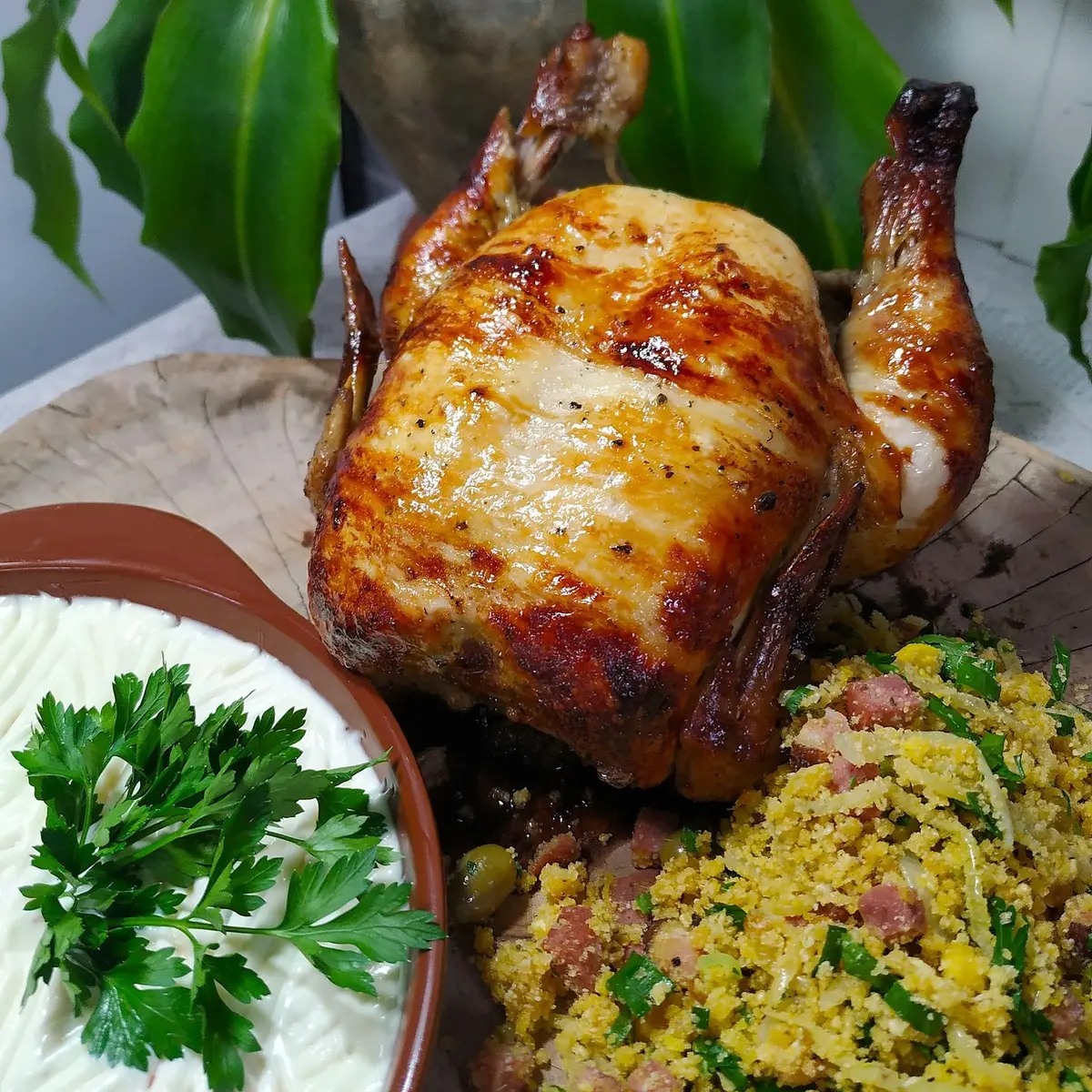 Frango assado inteiro com farofa e maionese